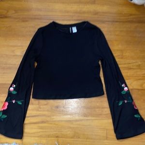 Divided black sweater with flower details